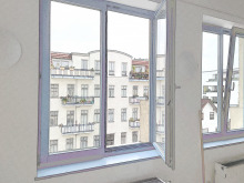 Weit geöffnetes Fenster - Stoßlüften hilft am besten!
