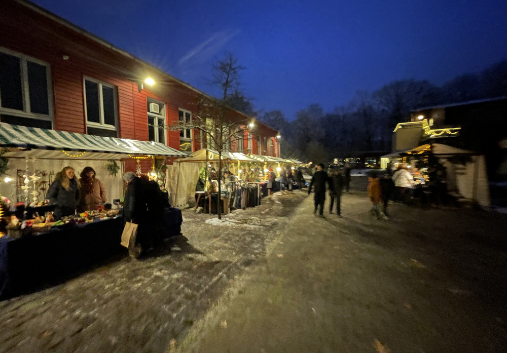 Stände im Hof, am Abend schön beleuchtet