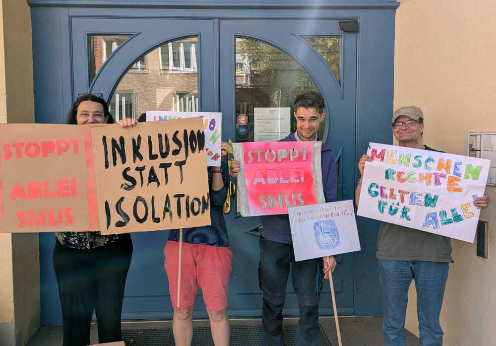 Gestaltete Demoplakate für den 5. Mai