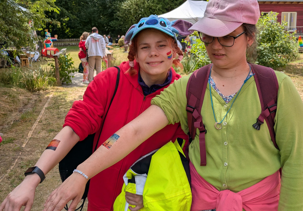Es gab bunte Klebetattoos 