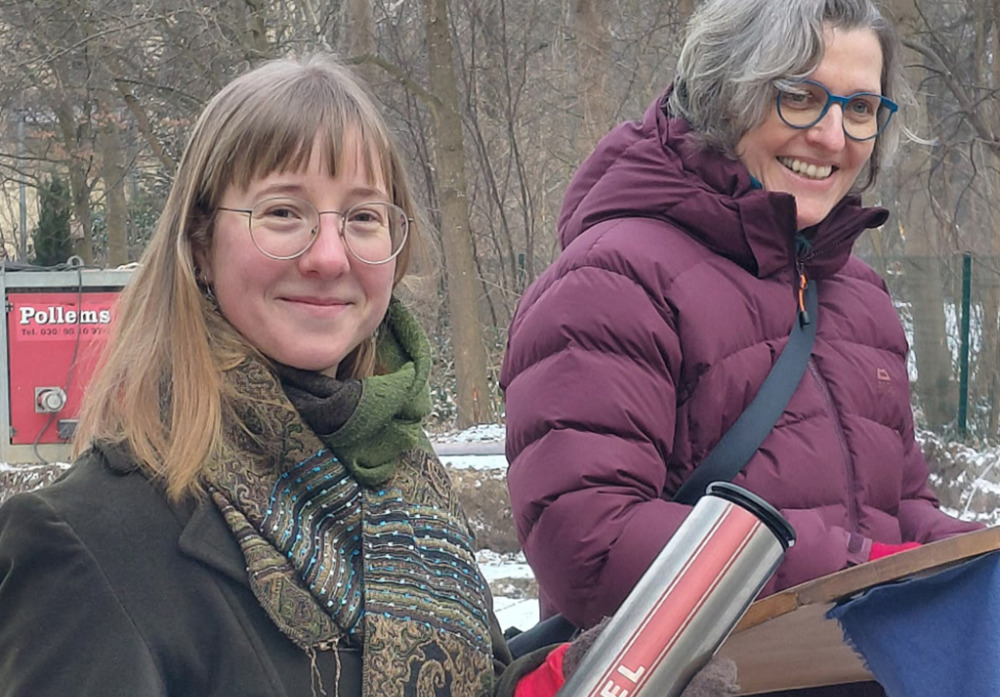 Evienne Halatta mit der Zeitkapsel und Vorständin Birgit Monteiro